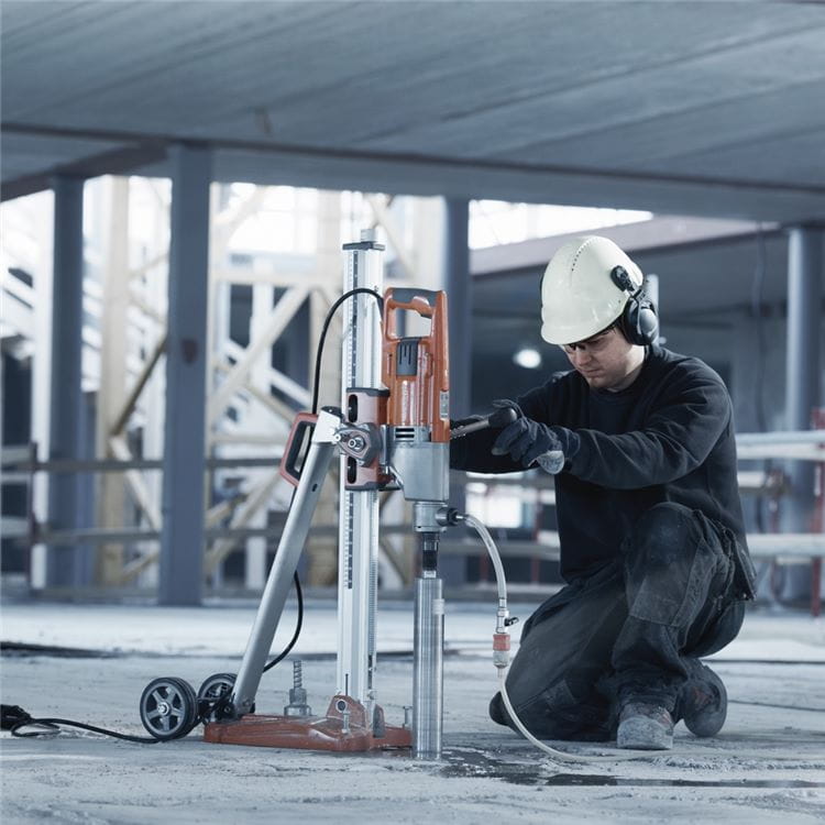 With Husqvarna DM 220 you can perform both wet and dry diamond core drilling, handheld as well as with stand.