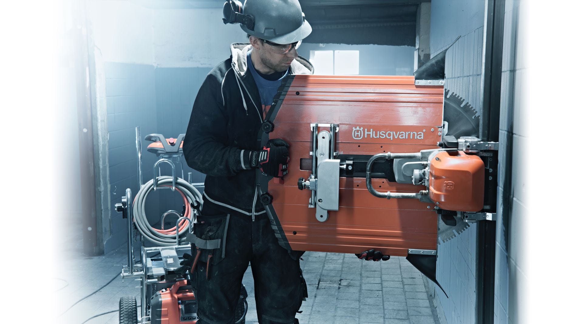The smart transport carriage and easy setup adds to the high efficiency of Husqvarna WS 220 wall sawing system. 