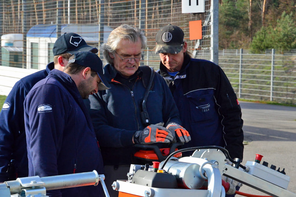 Karl-Heinz Butz giving instructions to the Hockehnheimring team.